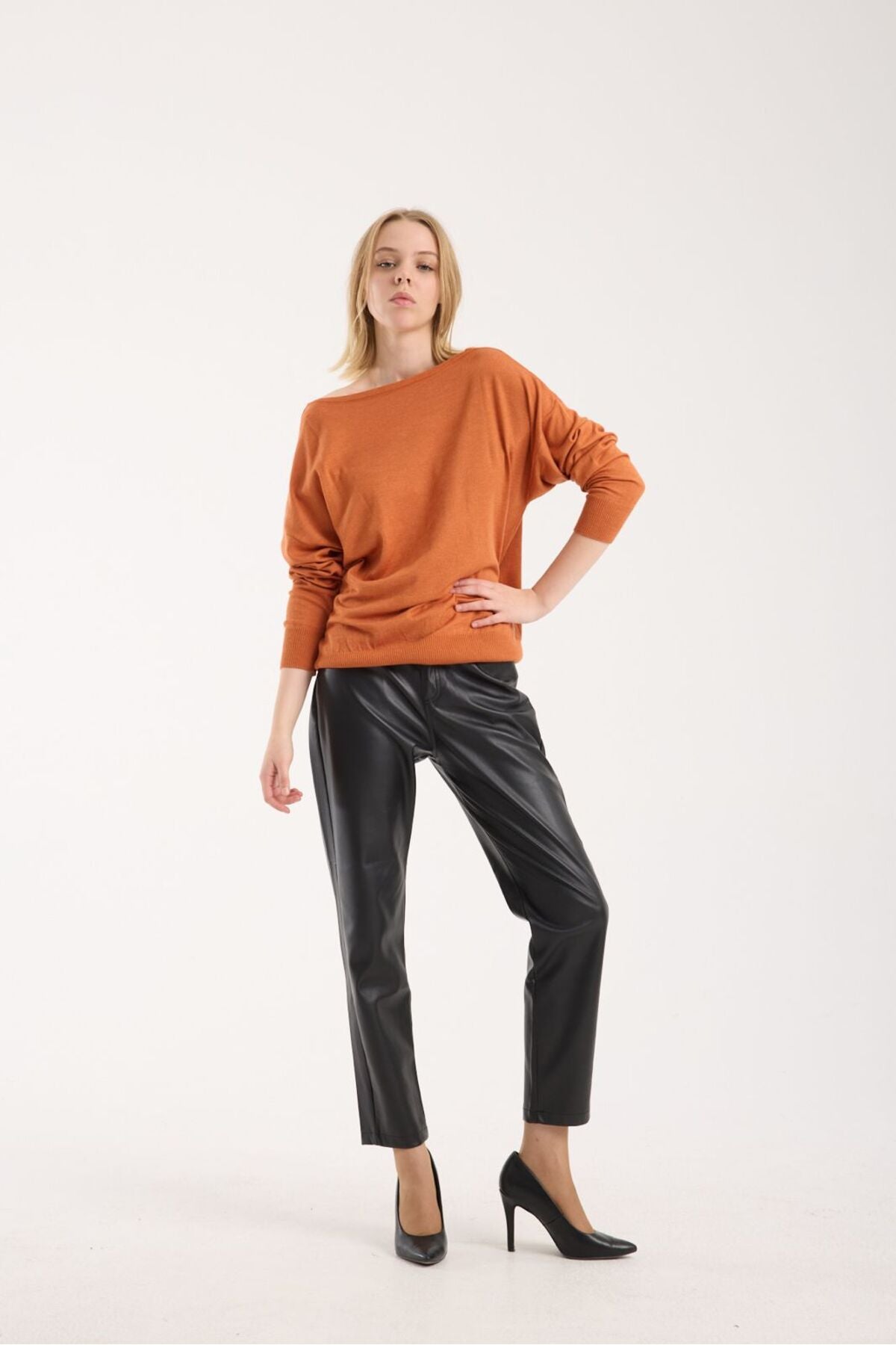 Kadın triko kazak yumuşak doku kayık yaka sırt dekolteli basic 3550