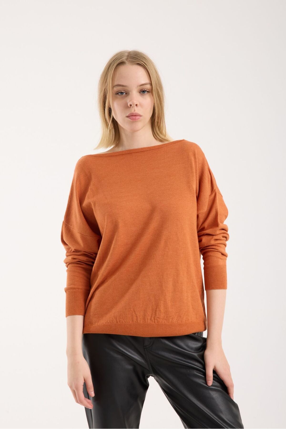 Kadın triko kazak yumuşak doku kayık yaka sırt dekolteli basic 3550