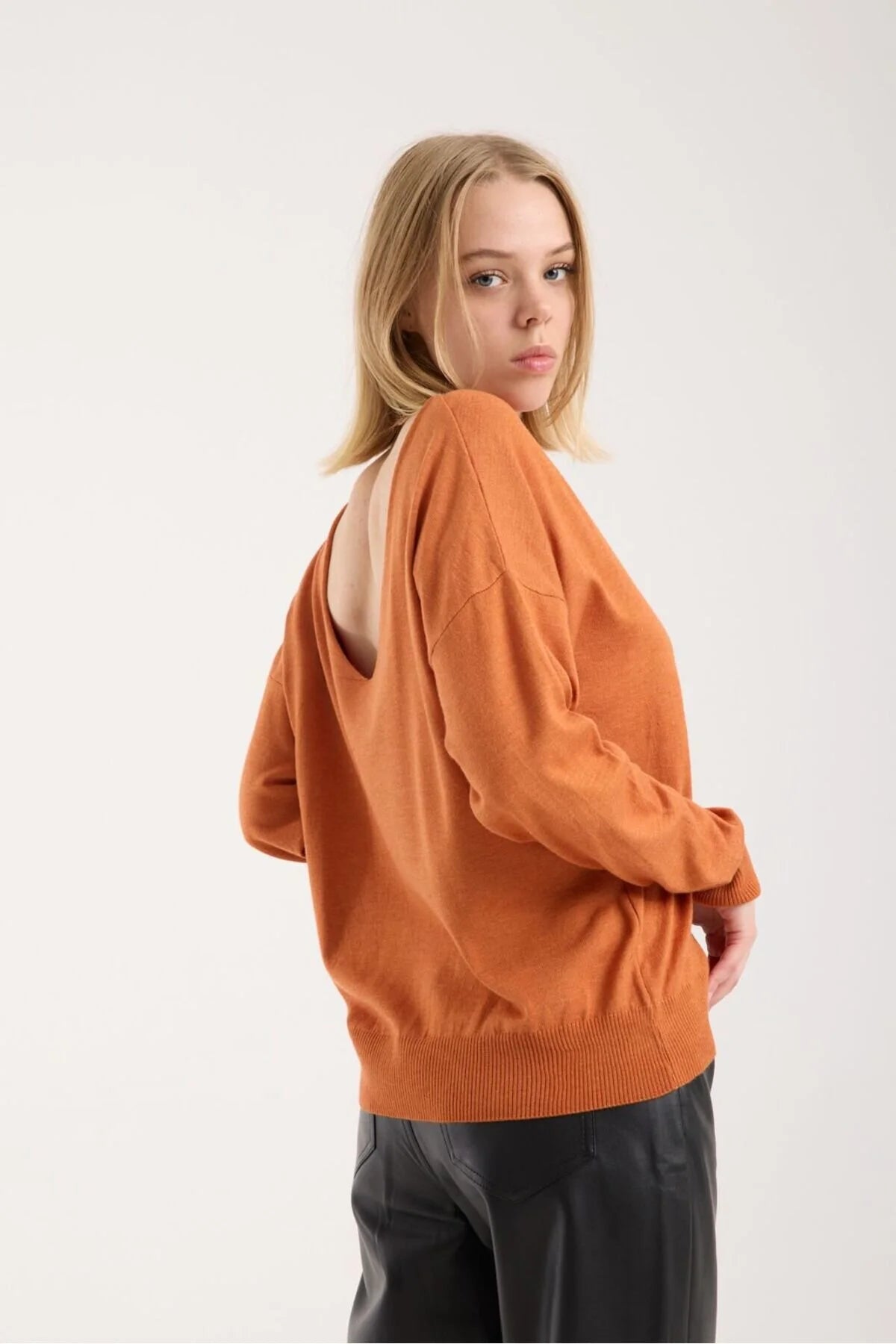 Kadın triko kazak yumuşak doku kayık yaka sırt dekolteli basic 3550