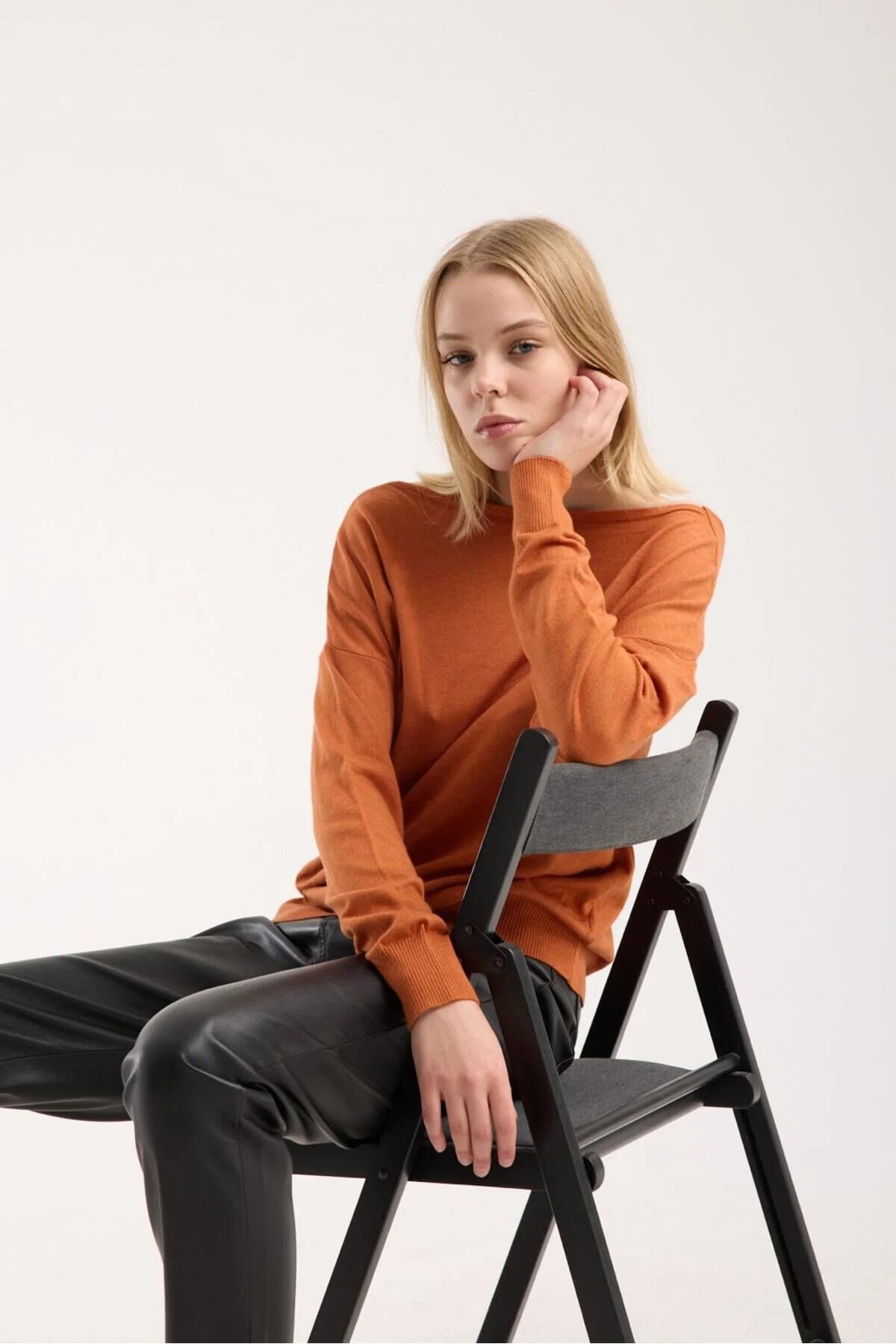 Kadın triko kazak yumuşak doku kayık yaka sırt dekolteli basic 3550