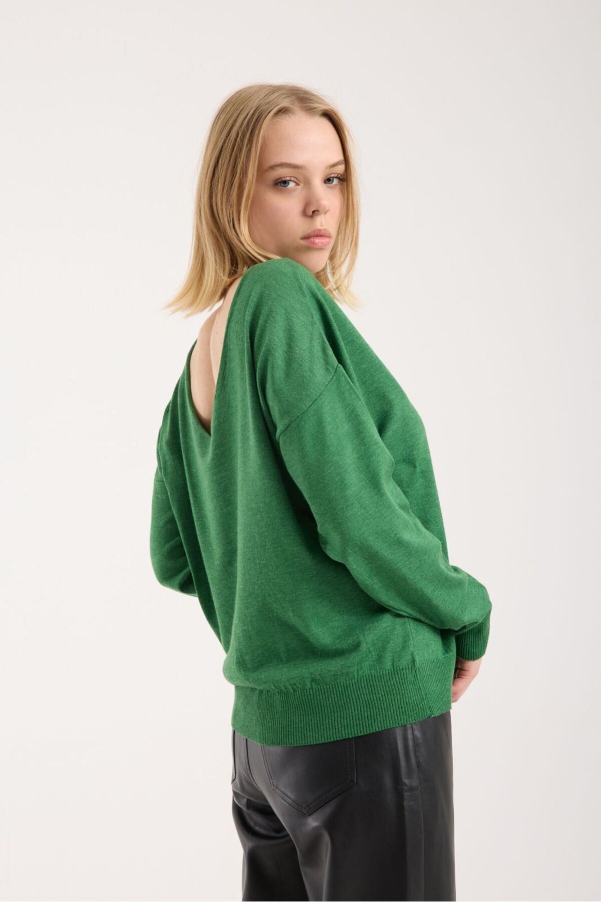 Kadın triko kazak yumuşak doku kayık yaka sırt dekolteli basic 3550