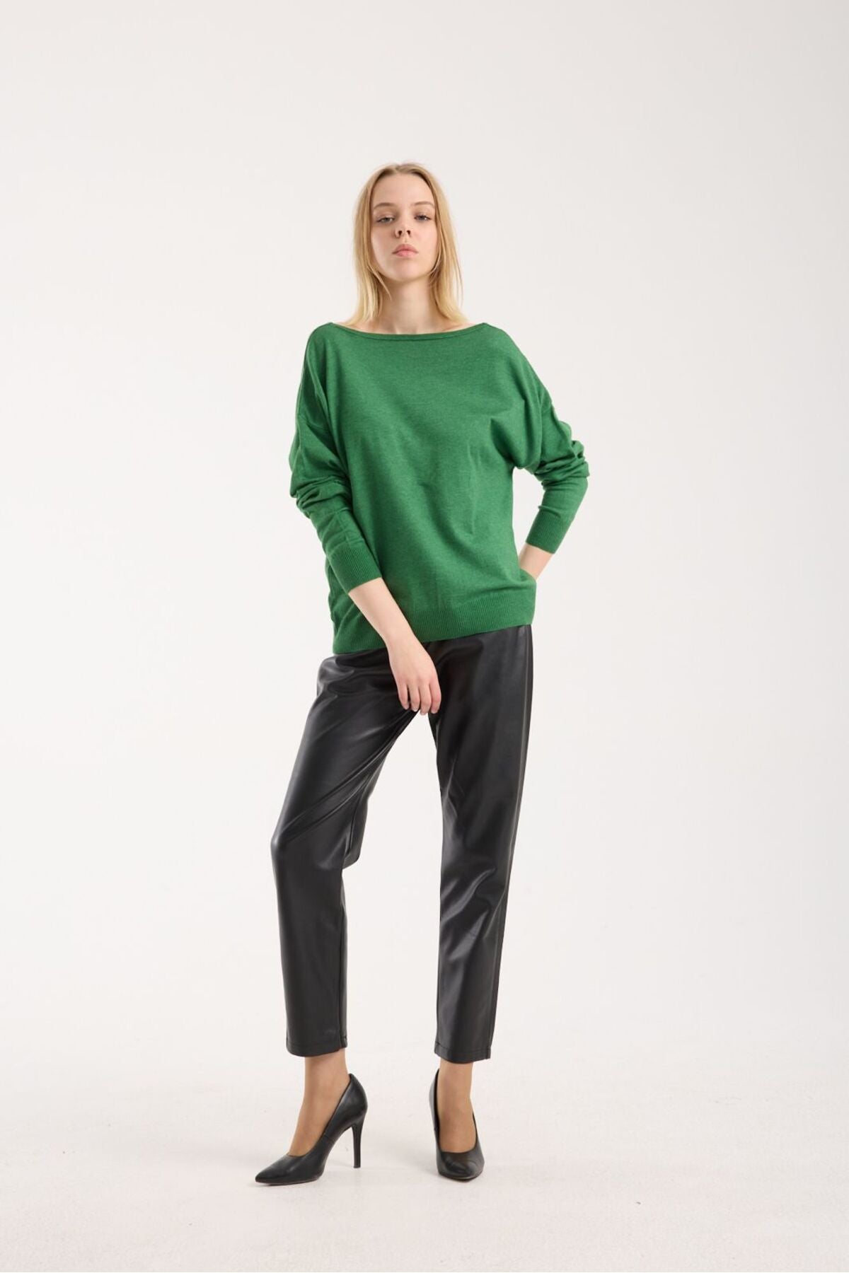 Kadın triko kazak yumuşak doku kayık yaka sırt dekolteli basic 3550