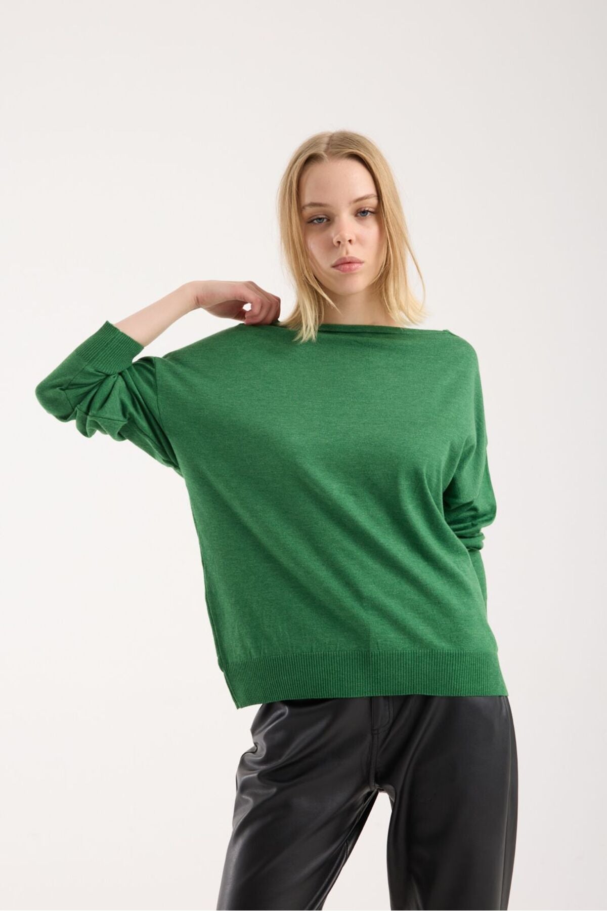 Kadın triko kazak yumuşak doku kayık yaka sırt dekolteli basic 3550