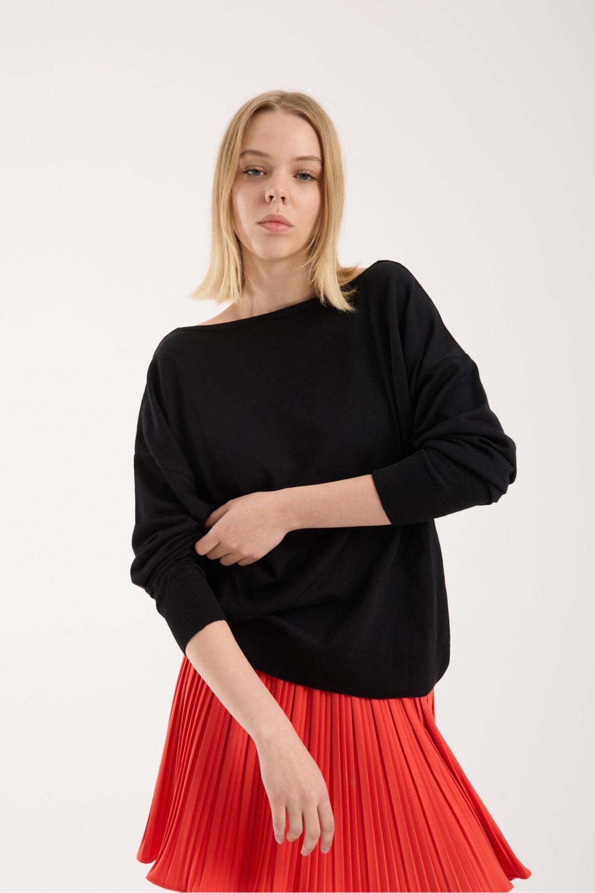 Kadın triko kazak yumuşak doku kayık yaka sırt dekolteli basic 3550