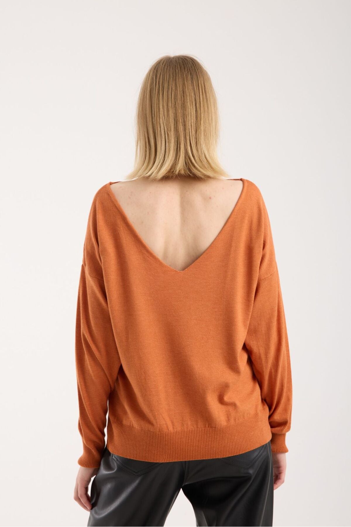 Kadın triko kazak yumuşak doku kayık yaka sırt dekolteli basic 3550