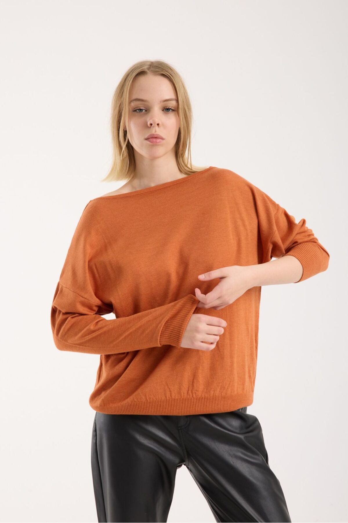 Kadın triko kazak yumuşak doku kayık yaka sırt dekolteli basic 3550