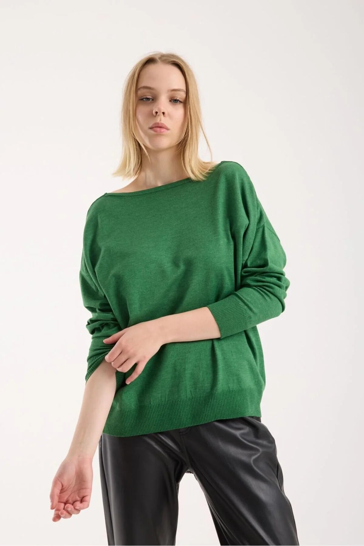 Kadın triko kazak yumuşak doku kayık yaka sırt dekolteli basic 3550