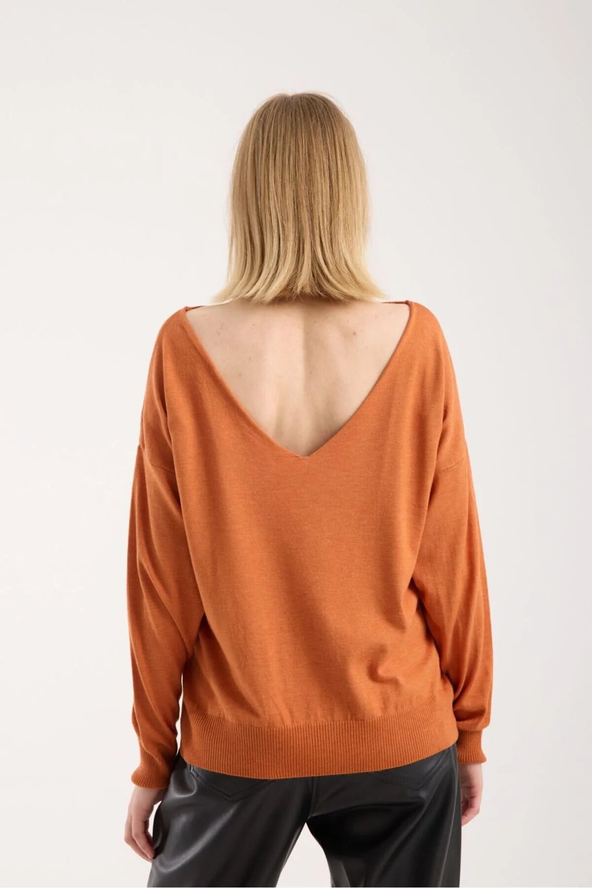 Kadın triko kazak yumuşak doku kayık yaka sırt dekolteli basic 3550